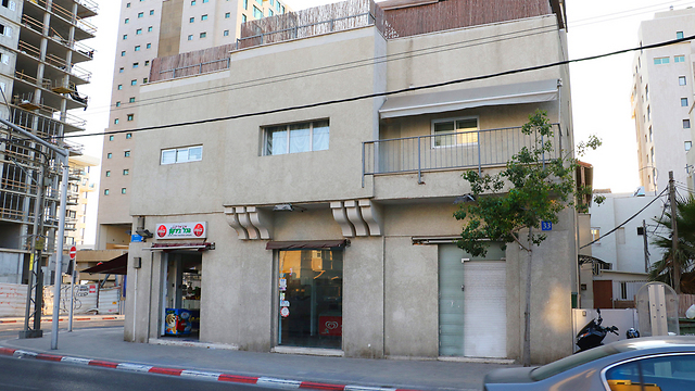 אחת הדירות של הראל בתל אביב ששימשו לשירותי מין  (צילום: שאול גולן) (צילום: שאול גולן)