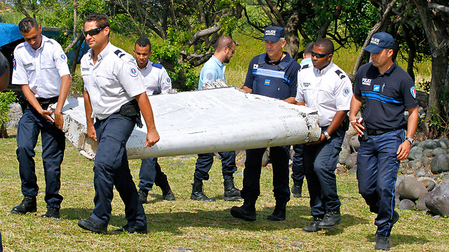 צוותים אוספים את כנף המטוס שנמצאה (צילום: AP) (צילום: AP)