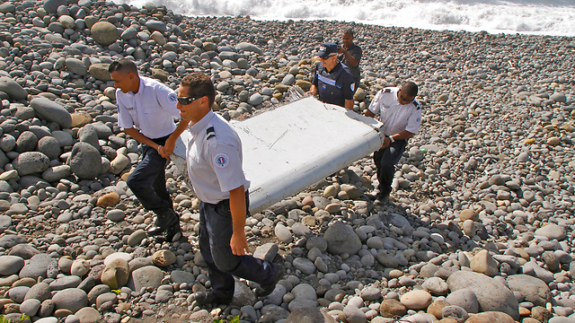 השריד היחידי של המטוס המלזי - זה שהתגלה באי ראוניון (צילום: AP) (צילום: AP)
