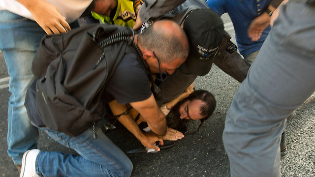 שליסל נעצר לאחר הדקירה במצעד (צילום: AP) (צילום: AP)
