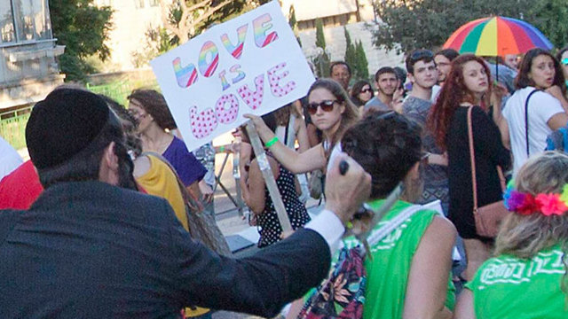 Yishai Shlissel stabbing marchers at the Jerusalem Pride Parade (Photo: AP)