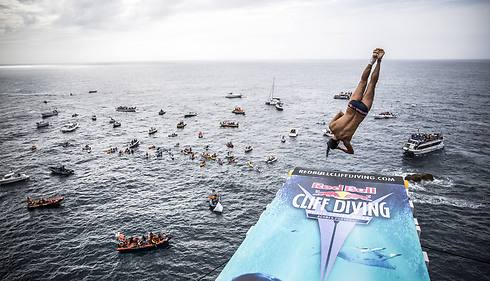 פעילות אתגרית מסוכנת במיוחד. קפיצה מגובה (צילום: AFP) (צילום: AFP)