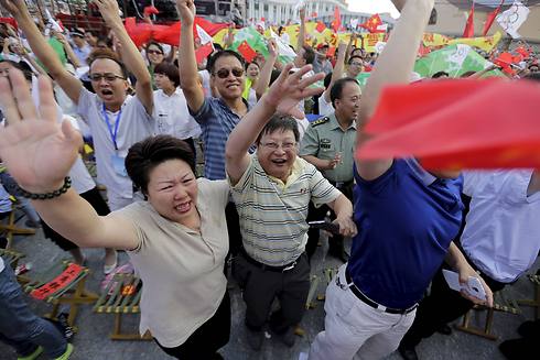 גם ברחובות בייג'ינג מאושרים מההכרזה (צילום: רויטרס) (צילום: רויטרס)