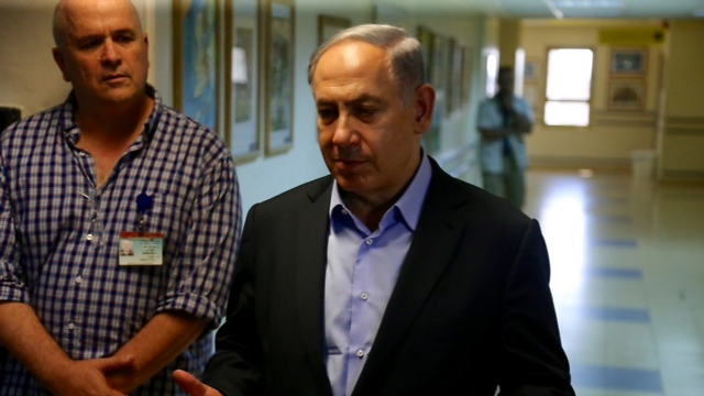 Netanyahu visits Ahmed Dawabsheh in the hospital (Photo: Motti Kimchi)