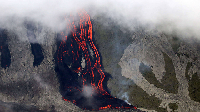 הר הגעש באי ראוניון מתפרץ (צילום: AFP) (צילום: AFP)
