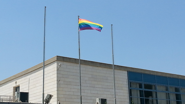 דגל הגאווה. לא בבית ספרנו (צילום: מוחמד שינאווי) (צילום: מוחמד שינאווי)