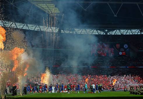 ככה פותחים באנגליה את העונה (צילום: AFP) (צילום: AFP)