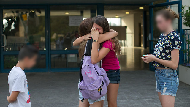 חבריה של שירה מבכים את מותה בבית הספר  (צילום: אוהד צויגנברג) (צילום: אוהד צויגנברג)