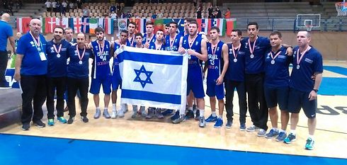 נבחרת הנוער. מדליית כסף באליפות אירופה דרג ב' (צילום: באדיבות איגוד הכדורסל) (צילום: באדיבות איגוד הכדורסל)