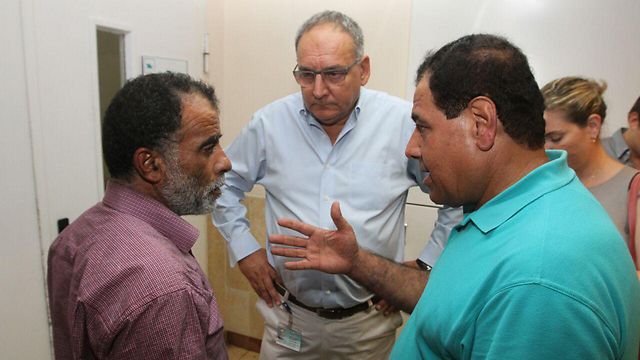 ד"ר אבו אל-עיש (מימין) מבקר את משפחת דוואבשה (צילום: עידו ארז) (צילום: עידו ארז)