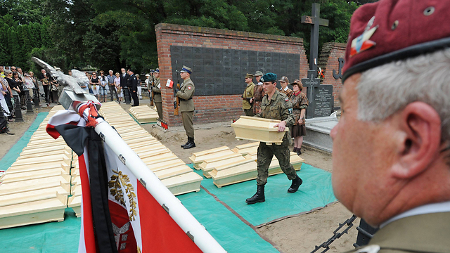 שרידי גופות של גיבורי מלחמת העולם השנייה מובאים לקבורה בוורשה (צילום: AP) (צילום: AP)