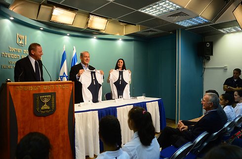 נתניהו מקבלים מיגאל כרמי את חולצת המשלחת הישראלית (צילום: קובי גדעון, לע"מ) (צילום: קובי גדעון, לע