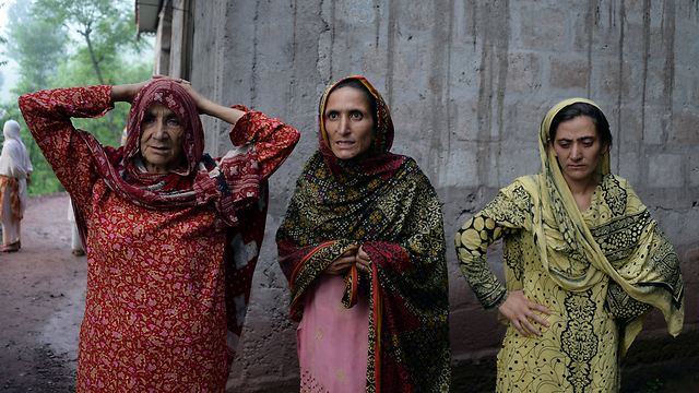 אמו של חוסיין (משמאל) ושתי בנותיה לאחר ששמעו על הוצאתו להורג (צילום: AFP) (צילום: AFP)