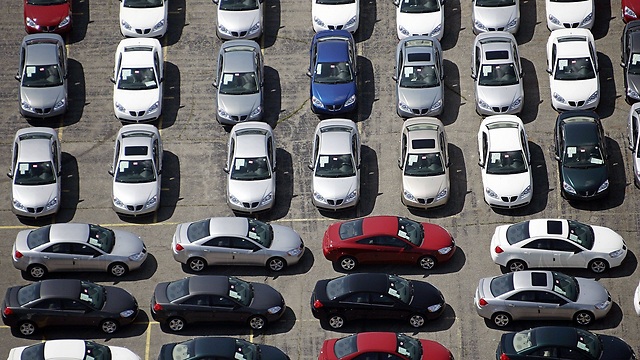 Новые автомобили ждут владельцев. Фото: AFP