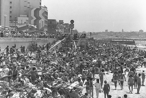 המונים מבלים בחוף הים, 1971 (צילום: דוד אלדן) (צילום: דוד אלדן)
