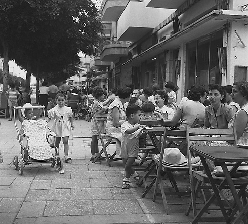 בילוי שבת ב"קפה רוול" שברחוב דיזנגוף, 1953 (צילום: פריץ כהן) (צילום: פריץ כהן)