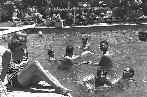 בילוי של יום שבת בבריכת השחייה שבמלון רמת אביב, 1960 (צילום: פריץ כהן) (צילום: פריץ כהן)