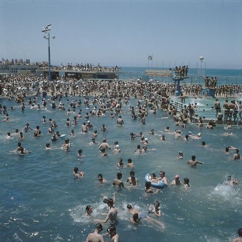 ימי הקיץ החמים מביאים איתם המוני מבלים שמגיעים להתרענן במי הים המלוחים שבבריכת גורדון, 1964 (צילום: Willem Van De Poll) (צילום: Willem Van De Poll)