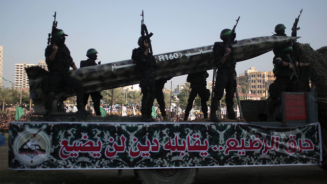 רקטה במצעד צבאי של חמאס. ארכיון  (צילום: AP) (צילום: AP)