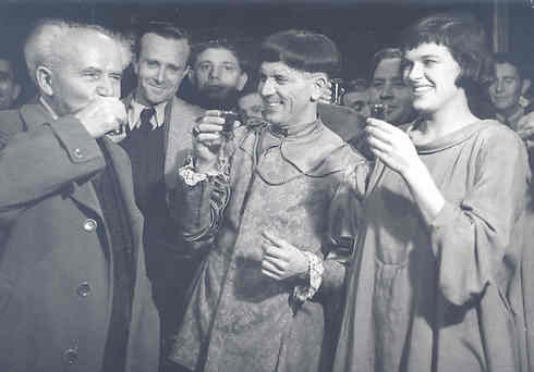 אורנה פורת עם דויד בן גוריון. פרימיירת "ז'אן דארק" ב-1952 (באדיבות: ארכיון הקאמרי) (באדיבות: ארכיון הקאמרי)