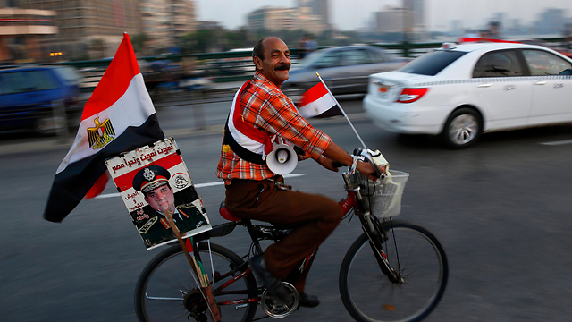מתכוננים לחגיגות במצרים (צילום: AP) (צילום: AP)