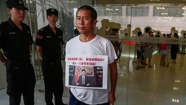 תומכים בנשיא הסיני, זועמים על הרשויות המלזיות (צילום: EPA) (צילום: EPA)