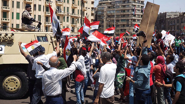 חוגגים בקהיר (צילום: AP) (צילום: AP)