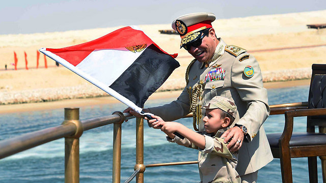 א-סיסי עם ילד מצרי בעת חניכת תעלת סואץ החדשה (צילום: EPA) (צילום: EPA)