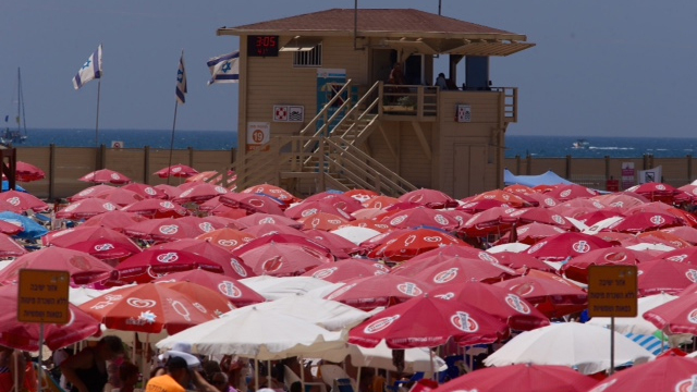 לא חסרות שמשיות בחוף תל אביב (צילום: מוטי קמחי) (צילום: מוטי קמחי)