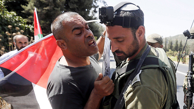 פעילים פלסטינים הפגינו בכביש 60 ליד חברון  (צילום: EPA) (צילום: EPA)