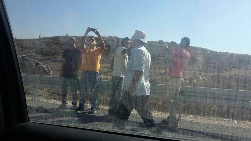 פלסטינים עושים סלפי על רקע פיגוע הדריסה (איתי זנזורי) (איתי זנזורי)