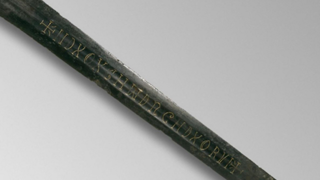 מה כתוב על החרב? (צילום: הספרייה הלאומית של בריטניה) (צילום: הספרייה הלאומית של בריטניה)