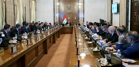 ממשל מנופח. ישיבת הקבינט בבגדד שבה אושרה הרפורמה של ראש הממשלה (צילום: רויטרס) (צילום: רויטרס)