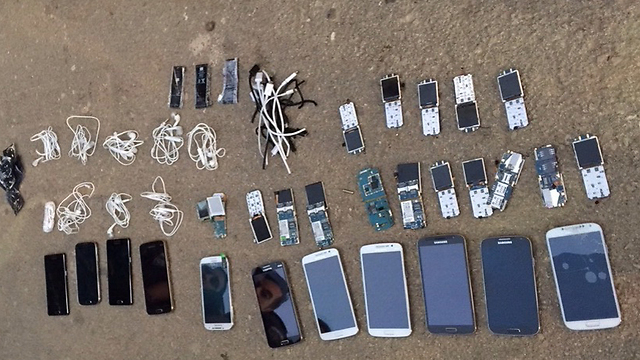מכשירים שנתפסו מחוץ לכלא (צילום: דוברות שב"ס ) (צילום: דוברות שב
