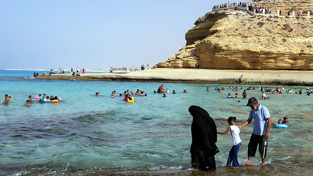 מצרים טובלים בים על רקע החום הכבד (צילום: EPA) (צילום: EPA)