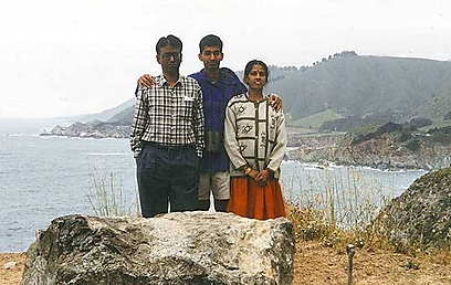 סונדאר עם הוריו בצעירותו (צילום מסך) (צילום מסך)