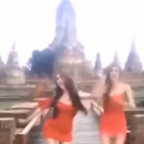 "ביזו את המקדש". הצעירות בסרטון (צילום: מתוך יוטיוב) (צילום: מתוך יוטיוב)