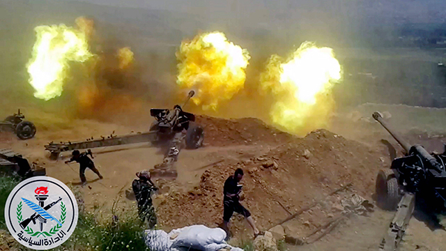 אש ארטילרית של צבא סוריה באזור א-זבדאני (צילום: EPA) (צילום: EPA)