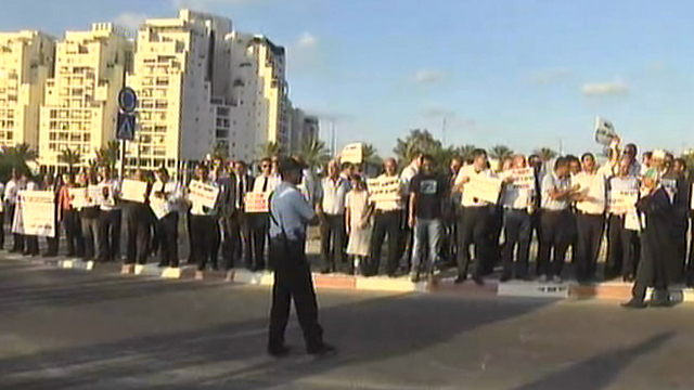 ההפגנה ומעצר אחד המפגינים היום באשקלון (צילום: רועי עידן) (צילום: רועי עידן)