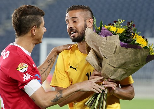 מליקסון מעניק פרחים לחברו לקבוצה לשעבר גבאי (צילום: ראובן שוורץ) (צילום: ראובן שוורץ)