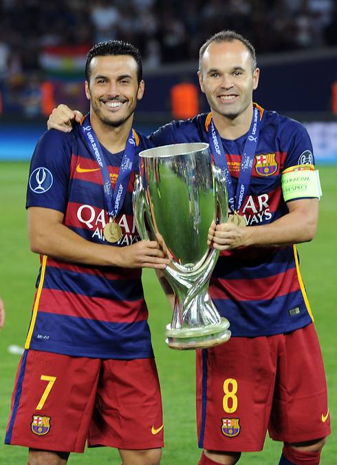 תמונה אחרונה למזכרת. אינייסטה ופדרו עם גביע הסופרקאפ האירופי (צילום: AFP) (צילום: AFP)