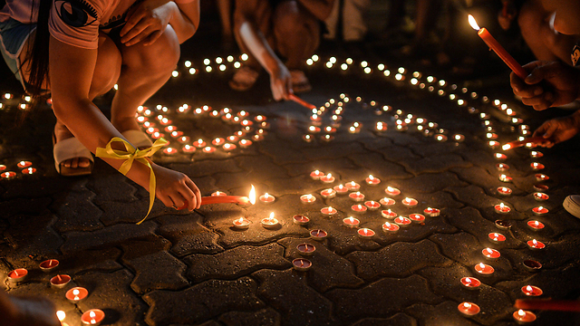 נרות לזכר הקורבנות (צילום: AFP) (צילום: AFP)