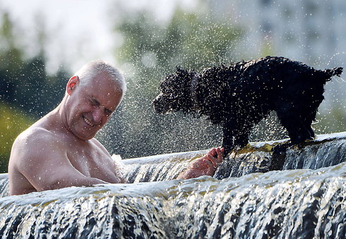 Cooling off in a fountain in Minsk. (Photo: AFP)