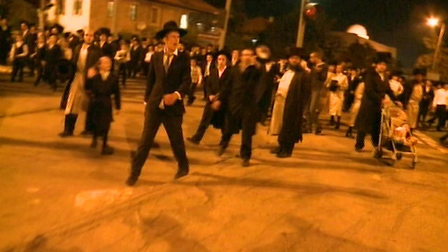 Orthodox protesters outside the  complex (Photo: Ofer Meir) 