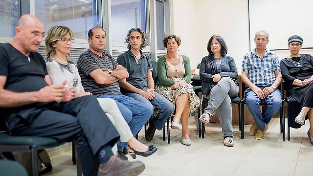 The parents at a session with a psychologist (Photo: Tal Shachar) 