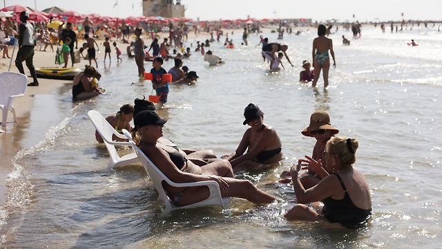 Israelis cooling off at the Tel Aviv beach (Photo: Yaron Brener)