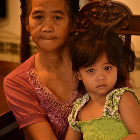 טאיה וסבתה. הילדים בפיליפינים נותרים ללא טיפול ( ) ( )