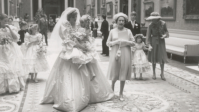 המלכה אליזבת' ודיאנה ביום החתונה עם הנסיך צ'רלס (צילום: EPA) (צילום: EPA)