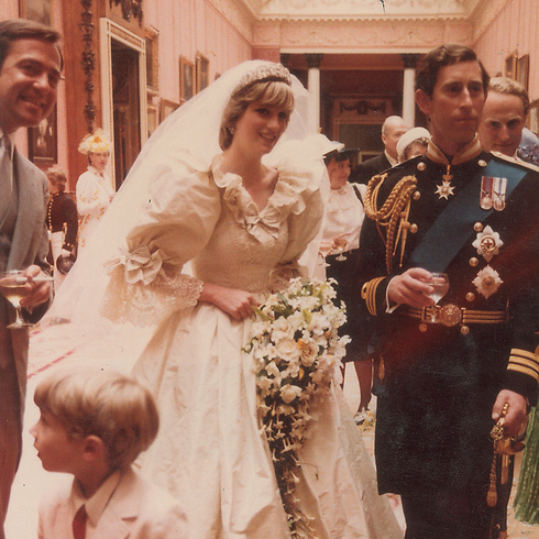 רבו בטלפון לאחר הגירושים בגלל המלכה. צ'רלס ודיאנה ביום חתונתם (צילום: EPA) (צילום: EPA)