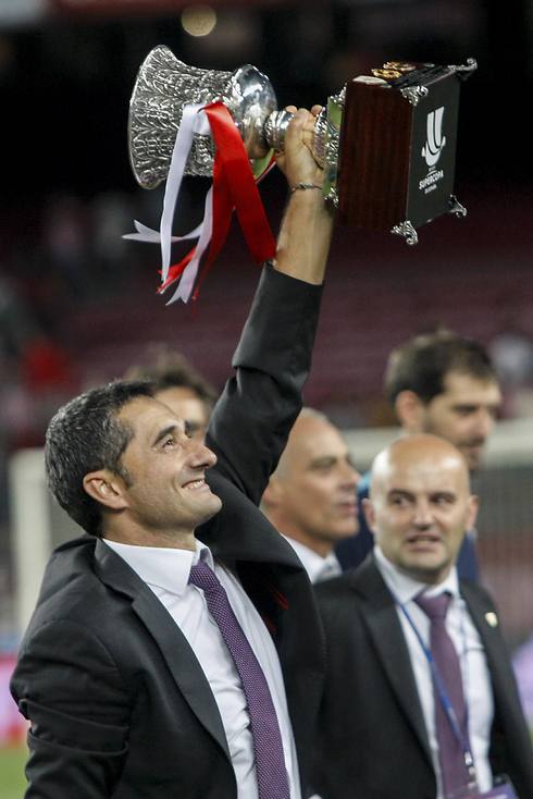 לקח גביע על הראש של ברצלונה (צילום: AFP) (צילום: AFP)